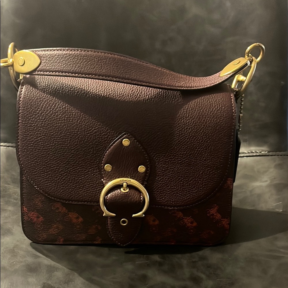 Coach Beat shoulder Bag. Elegant Brown Leather Shoulder Bag